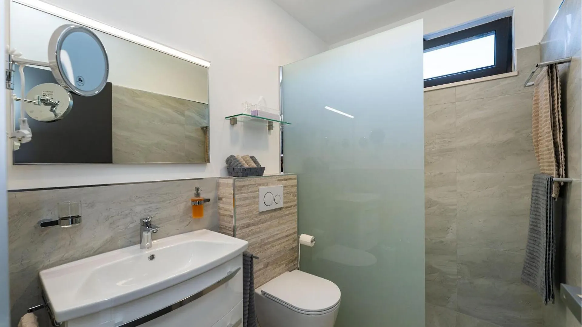 Lovely Apartment In Rovanjska With Kitchen